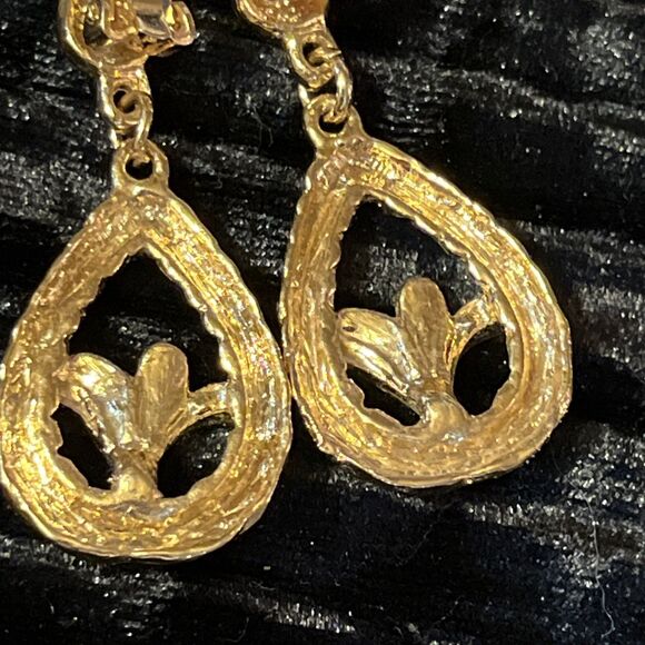 Vintage 1970s Goldtone Lily Tulip Flower Teardrop Dangle Drop Clip On Earrings - Picture 5 of 6